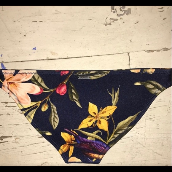 Triangl bikini top white small worn once - Picture 6 of 8